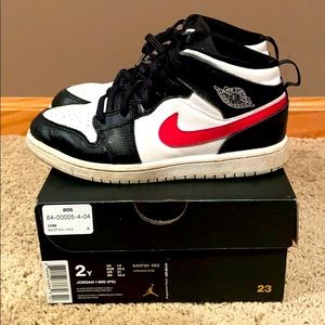 Boys Jordan 1 Mid shoe size 2y